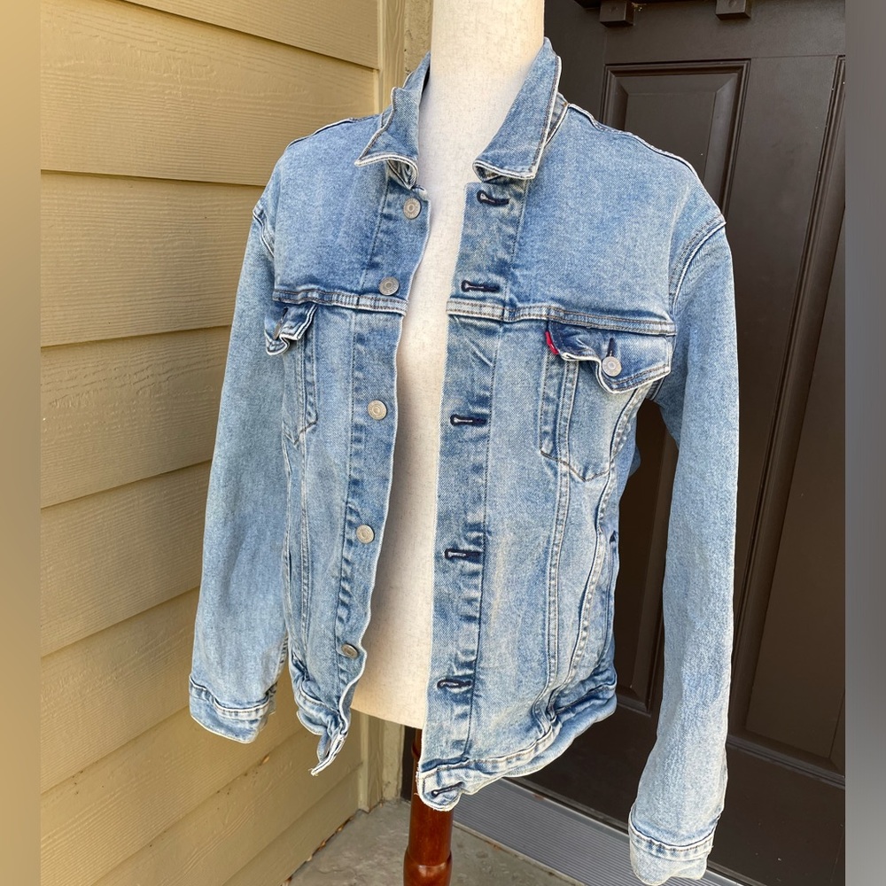 Levi’s light wash denim jacket
